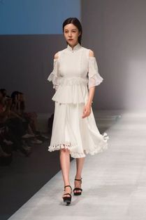 青年服裝設(shè)計(jì)師宋寶萍作品首登母校秀場 廣受好評(píng)