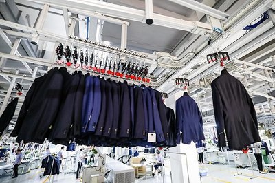 雅戈?duì)栔匦幕卣{(diào)至?xí)r尚服裝板塊,并將整合旗下旅游類(lèi)資產(chǎn)