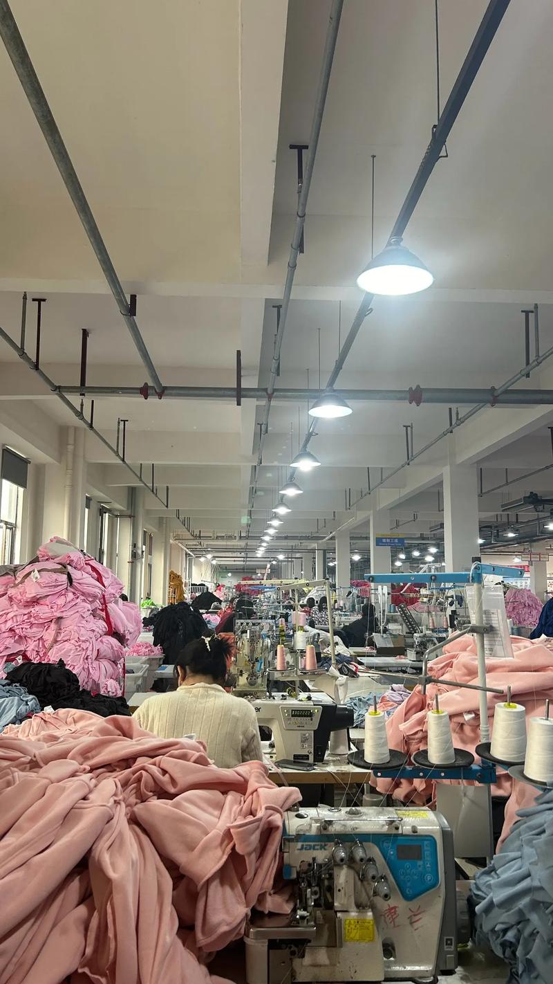 帶你走進(jìn)服裝廠 #生產(chǎn)車(chē)間忙碌的一天 不瞞你說(shuō),我想尋求